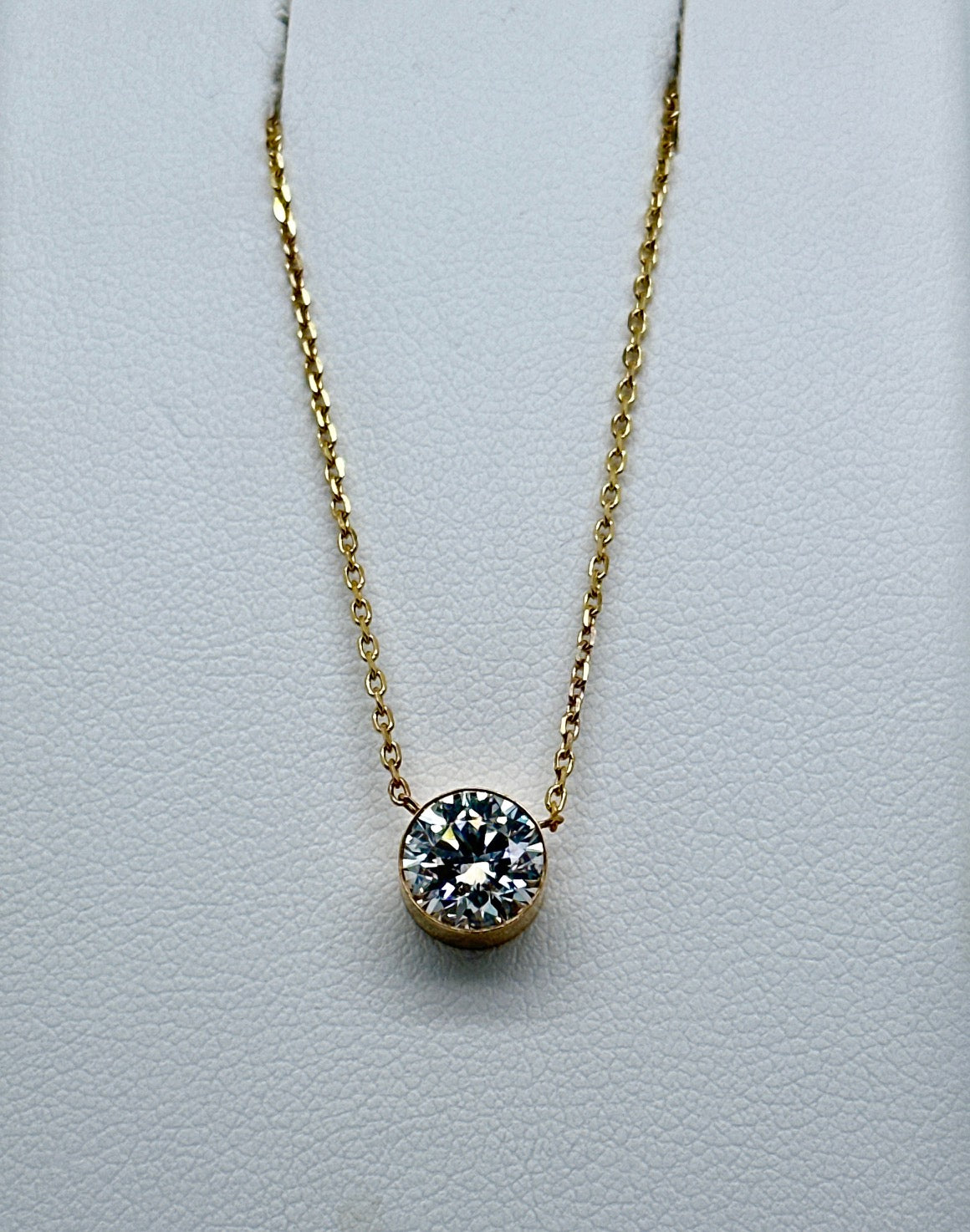 Necklace w/ Bezel pendant 14kty 18" chain